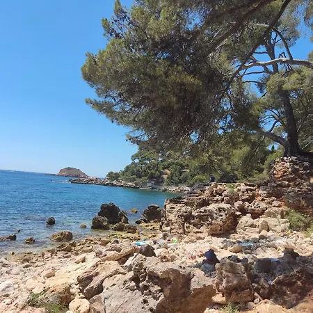 2a4 Pers Avec Jardin Et Place De Parking Situe A 5 Min A Pied De La Bandol